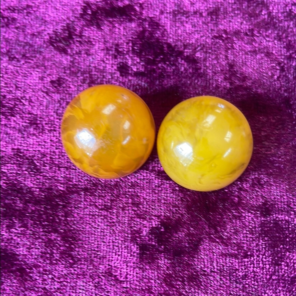 VINTAGE MARBLED HONEY YELLOW BAKELITE CLIP EARRINGS